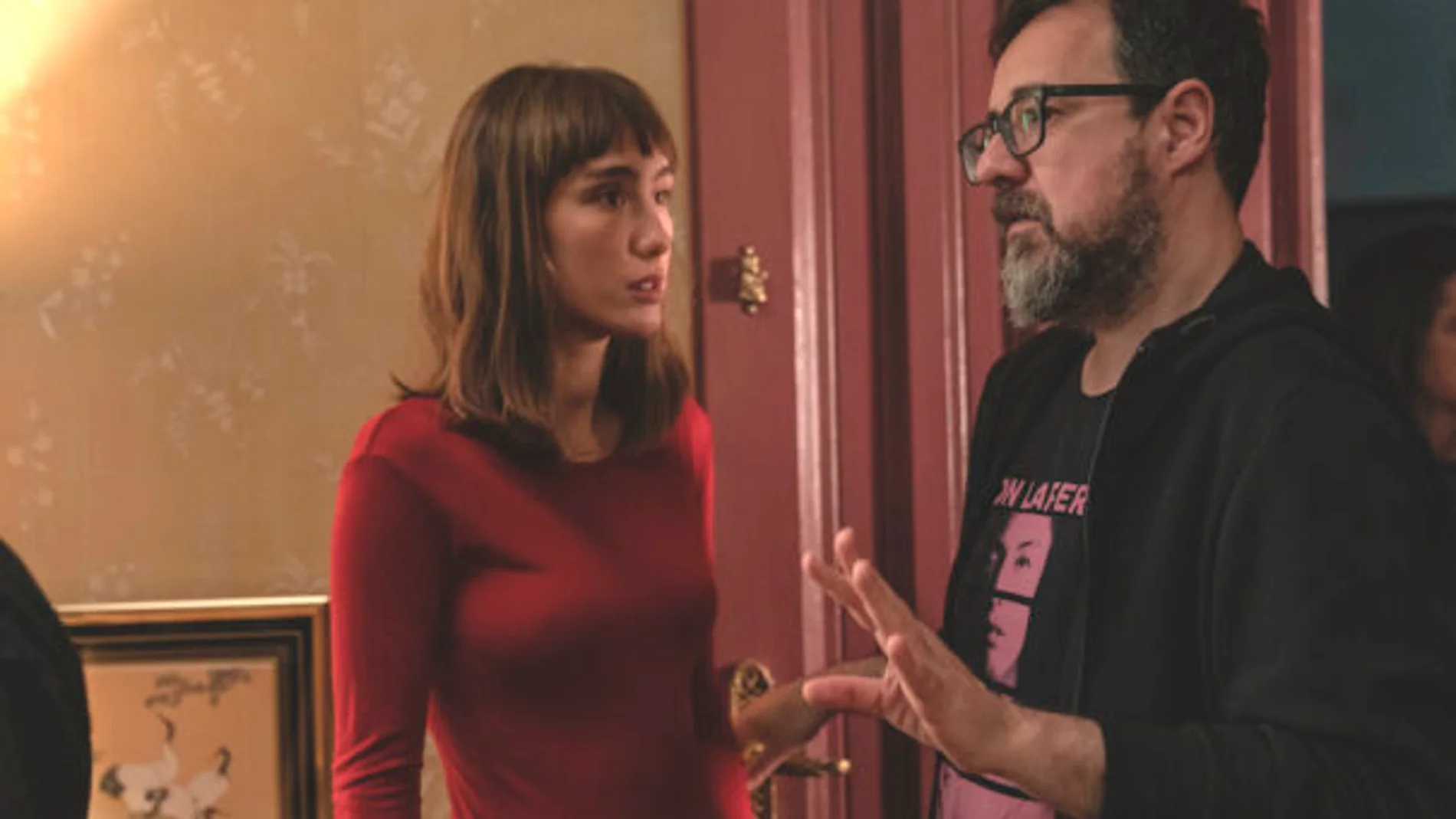 Paco Plaza (derecha) y Almudena Amor, protagonista de "La abuela", durante el complicado rodaje de la película