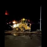 Los bomberos intentan encauzar la lava del volcán de La Palma para reducir daños materiales