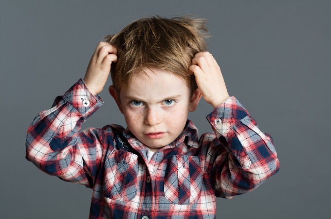 Niño con piojos