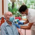 Mariano Riera Clapés, de 92 años, recibe la tercera dosis de la vacuna contra la covid-19 en la residencia Can Blai (Islas Baleares)