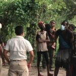 MEX2358. TAPACHULA (MÉXICO), 23/09/2021.- Funcionarios del Instituto Nacional de Migración y elementos de la Guardia Nacional detienen hoy a migrantes de origen haitiano en la ciudad de Tapachula, estado de Chiapas (México). Decenas de migrantes haitianos intentaron ingresar a México por el suroriental estado de Chiapas en las últimas horas pero fueron interceptados por la Guardia Nacional y retornados a Guatemala. EFE/Juan Manuel Blanco