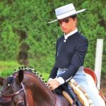 El joven cayó del caballo y este le golpeó en la cabeza