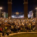 Grupos de personas se concentran en la vía pública durante el primer día de las fiestas de la Mercè
