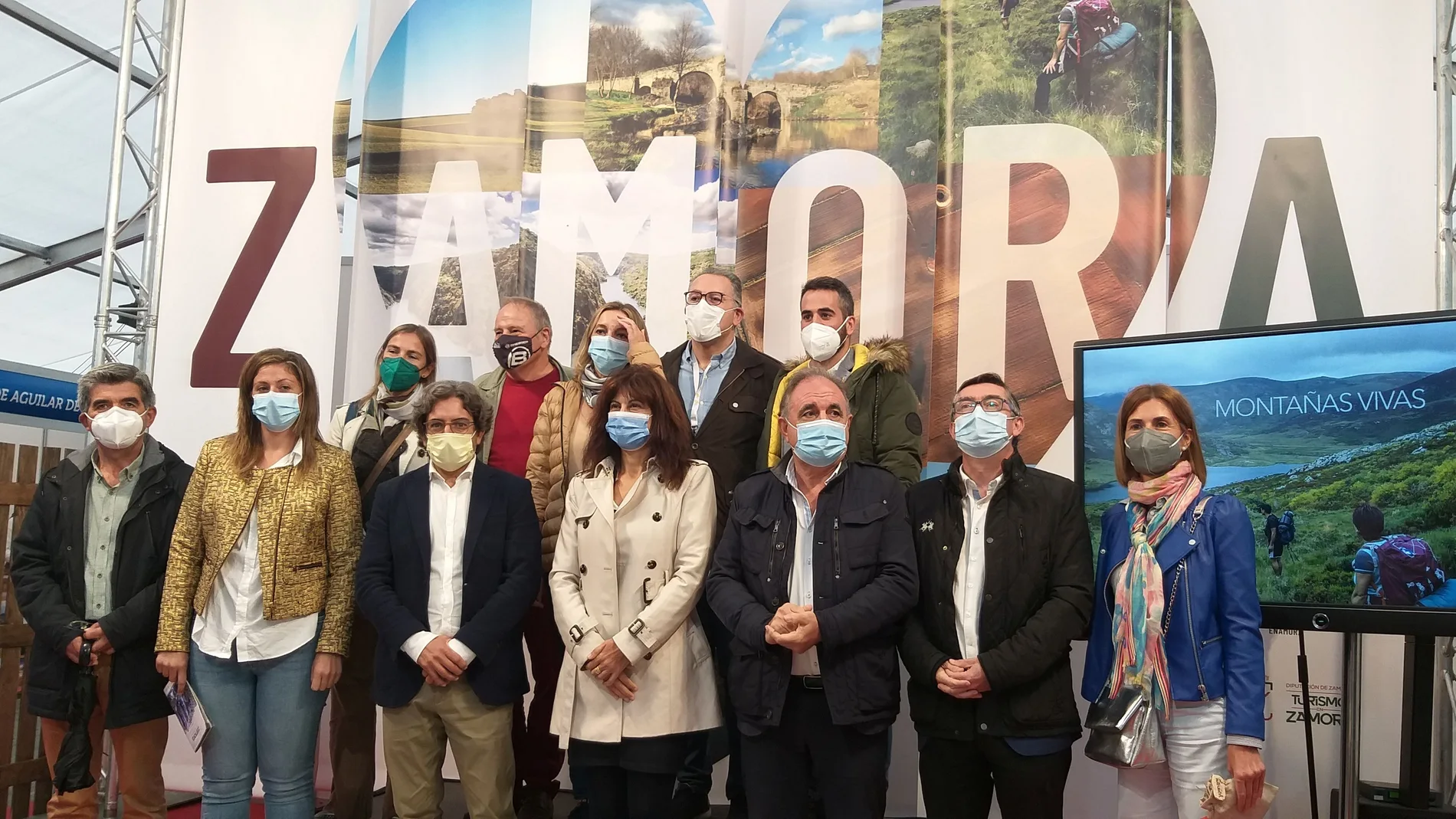 Foto de familia con miembros de las administraciones regional, provincial y local de Castilla y León presentes en Naturcyl