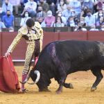 Juan Ortega, en un cadencioso derechazo, en Sevilla, donde corta un trofeo al sexto