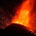 El volcán de estalló este domingo en La Palma pasa en las últimas jornadas por fases más explosivas. Imagen tomada esta madrugada desde el municipio de El Paso, al inicio del sexto día de erupción. EFE/Carlos de Saá