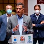GRAFCAN3795. SANTA CRUZ DE LA PALMA (ESPAÑA), 24/09/2021.- El presidente del Gobierno de España, Pedro Sánchez (c), durante la rueda de prensa que ofreció este viernes en Santa Cruz de La Palma, con motivo de la crisis volcánica que afecta a la isla, flanqueado por los presidentes de Canarias, Ángel Víctor Torres (i), y del Cabildo, Mariano Hernández Zapata (d). EFE/Ramón de la Rocha