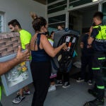 Varias personas colaboran y apilan ropa y objetos en el Polideportivo Severo Rodríguez, donde se almacenan donaciones para los afectados por la erupción del volcán de Cumbre Vieja, a 24 de septiembre de 2021, en Los Llanos de Ariadne, La Palma, Islas Canarias (España). La lava que sale del volcán de 'Cumbre Vieja', en El Paso (La Palma), ha cubierto desde que comenzó la erupción este domingo, 19 de septiembre, un total de 180,1 hectáreas destruyendo hasta el momento 390 edificaciones, además de 14 kilómetros de carreteras, según el seguimiento por satélite del programa Copérnicus de la Unión Europea.24 SEPTIEMBRE 2021;SEVERO RODRÍGUEZ;LA PALMA;POLIDEPORTIVO;LA PALMAKike Rincón / Europa Press24/09/2021