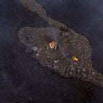 Una imagen a vista de pájaro de las viviendas de La Palma cubiertas de ceniza y lava del volcán