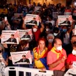 Varias personas sostienen retratos del expresidente de la Generalitat Carles Puigdemont durante las fiestas de la Mercé