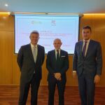 El consejero de la Presidencia, Ángel Ibáñez; el presidente de la Cámara de Valladolid, Víctor Caramanzana; y Rafael Catalá