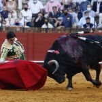 Perera comienza la faena del quinto de rodillas