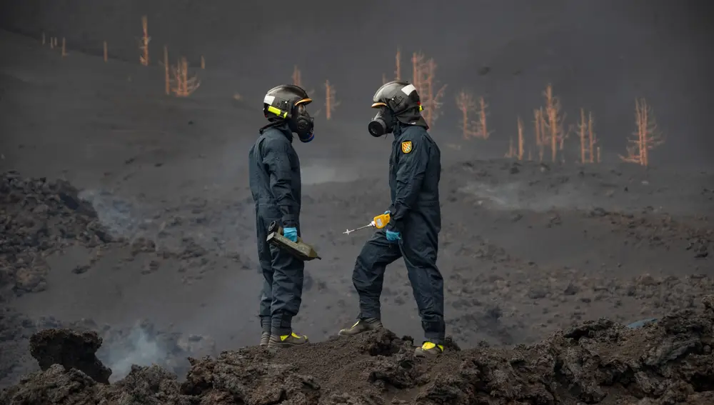 Dos efectivos de la UME toman muestras de los gases del volcán