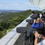 Turistas observan Corea del Norte desde la frontera con el Sur en Paju