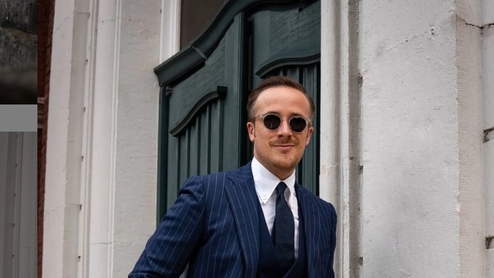 Joe es influencer y bloguero de moda, y suele mostrarse a sus fans con elegantes trajes y frente a escenarios lujosos