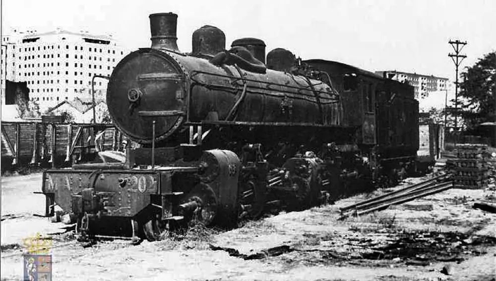 Una vieja locomotora Mallet, en 1962, con los nuevos edificios de la zona al fondo
