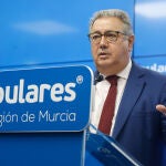 El eurodiputado del PP Juan Ignacio Zoido ofrece una rueda de prensa tras participar en el Comité de Dirección del PPRM, en Murcia (España). Posteriormente Zoido tiene previsto visitar la zona del Mar Menor en la que el pasado mes de agosto aparecieron toneladas de peces muertos.