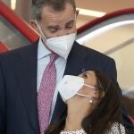 El Rey y la Reina se miran con un gesto de complicidad