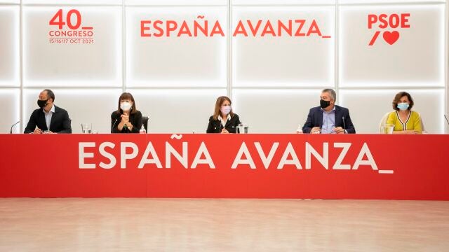 La presidenta de la Comisión Ejecutiva Federal del PSOE, Cristina Narbona (2i), junto al secretario de área de Relaciones Institucionales y Administraciones Públicas Alfonso Rodríguez Gómez de Celis (i), la vicesecretaria general, Adriana Lastra (c), el secretario de Organización, Santos Cerdán (2d), y la secretaria del Área del Igualdad, Carmen Calvo (d), durante su participación en la reunión de la Comisión Permanente de la Comisión Ejecutiva Federal del PSOE