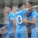 Correa y Luis Suárez se abrazan para celebrar el gol del uruguayo