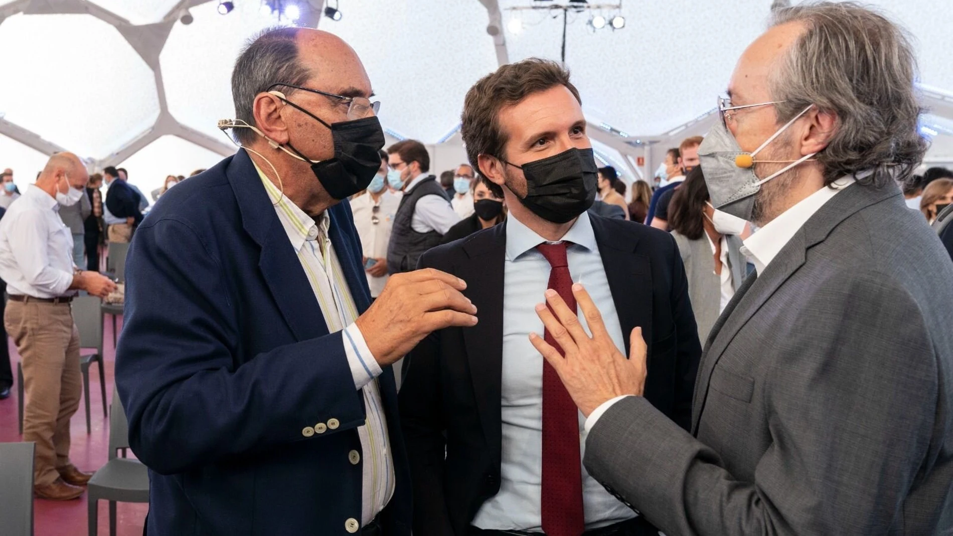 El presidente del PP, Pablo Casado, junto al exportavoz de Ciudadanos Juan Carlos Girauta y el expresidente del PP catalán Alejo Vidal-Quadras, en la Convención del PP celebrado en Valladolid.TAREK (PP)28/09/2021