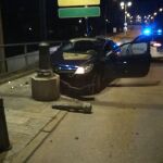 Un conductor ebrio y sin carnet se empotra de madrugada contra una farola en la avenida del Castillo de Ponferrada