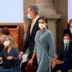 El rey Felipe y la reina Letizia durante el acto de entrega de los Premios Nacionales de Cultura 2018 y 2019, este martes en el Museo del Prado. EFE/Kiko Huesca