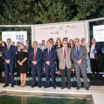 En primer plano y de izquierda a derecha: Álvaro Gutiérrez, presidente de la Junta de Toledo; Milagros Tolón, alcaldesa de Toledo; Andrés Navarro, consejero delegado de La Razón; Emiliano García-Page, presidente de la Junta de Castilla-La Mancha; Francisco Marhuenda, director de La Razón y Juan Alfonso Ruiz, Consejero de Hacienda de Castilla-La Mancha. En segundo plano, los ganadores de los premios Gastro&Cía.
