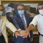 El alcalde de Nerja, José Alberto Armijo; el presidente de la Diputación, Francisco Salado; y el presidente de la FAA y el vicepresidente de la RFEA, Enrique López Cuenca, durante una reunión