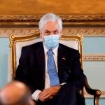 AME6560. ASUNCIÓN (PARAGUAY), 28/09/2021.- El presidente de Chile, Sebastián Piñera, espera hoy para recibir la Orden Nacional del Mérito en el Grado de "Collar Mariscal Francisco Solano López", por parte de su similar paraguayo, Mario Abdo Benítez, en el Palacio de Gobierno en Asunción (Paraguay). Ambos mandatarios mantuvieron este martes una reunión enfocada en la relación comercial y económica entre los dos países, tal como la recuperación regional postpandemia. EFE/Nathalia Aguilar