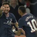 Messi celebra con Neymar el tanto que le marcó al Manchester City