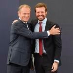 El presidente del PP, Pablo Casado, junto al expresidente del Consejo Europeo, Donald Tusk