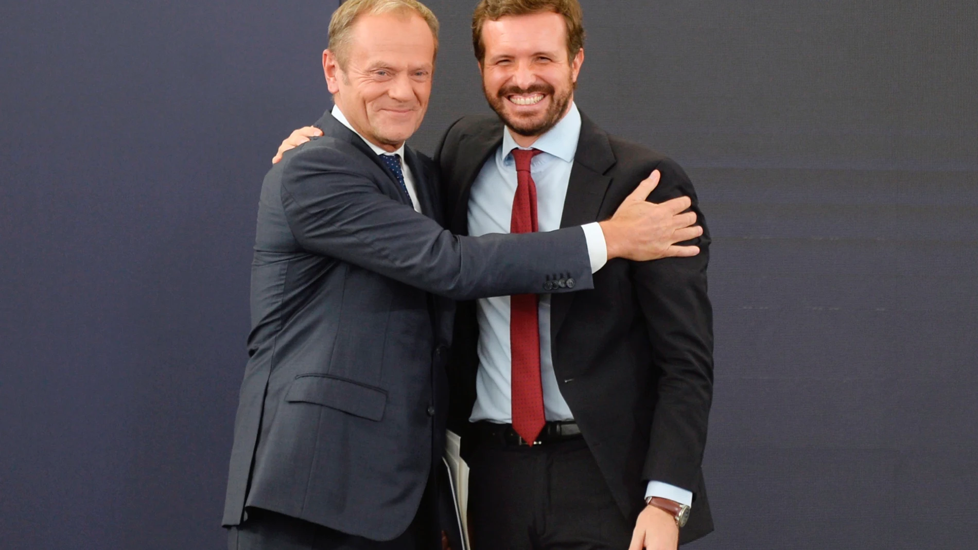 El presidente del PP, Pablo Casado, junto al expresidente del Consejo Europeo, Donald Tusk