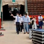 El secretario general del PP, Teodoro García Egea (i) ,en la imagen, junto al presidente del PPCV, Carlos Mazón, supervisan los preparativos del cierre de la Convención Nacional del partido, que tendrá lugar el domingo en la plaza de toros de València