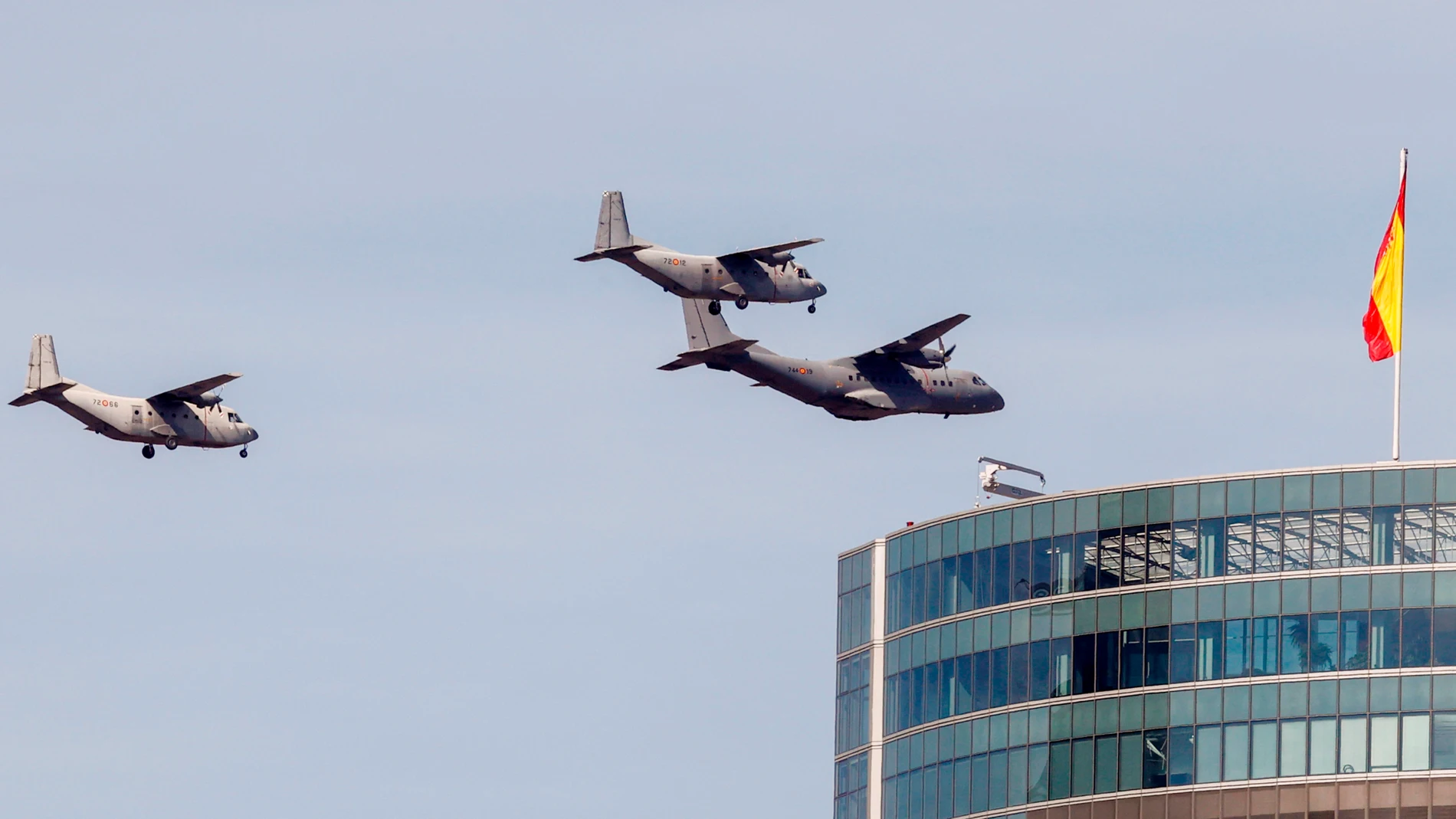 Aviones del Ejército del Aire sobrevuelan este miércoles el final del paseo de la Castellana en Madrid durante los preparativos del desfile del Día de la Hispanidad, el próximo 12 de octubre