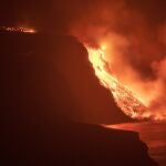 La colada de lava que emerge del volcán de La Palma llega al mar
