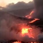 Comienza a formarse un delta de lava que poco a poco gana terreno al mar
