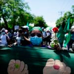 Mujeres salvadoreñas marchan para exigir políticas públicas sobre salud sexual y reproductiva y por el derecho al aborto legal y seguro en el Día internacional de la despenalización del aborto en San Salvador