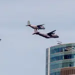 Dos CN-235 (dcha. y centro) y un Aviocar 212 del Ejército del Aire español sobrevuelan este miércoles el final del paseo de la Castellana en Madrid durante los preparativos del desfile del Día de la Hispanidad, el próximo 12 de octubre. EFE/Ángel Díaz