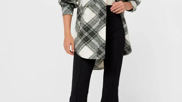 Pantalón malla con efecto campana.