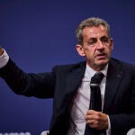 El líder del PP, Pablo Casado (d) junto al expresidente francés Nicolás Sarkozy (i) tras participar en la mesa sobre "La sociedad abierta y sus enemigos" en la tercera jornada de la convención nacional del Partido Popular