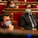 El presidente de la Generalitat, Pere Aragonès, y el líder del PSC, Salvador Illa, durante la segunda jornada del debate de política general