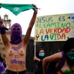 MED120 - BOGOTÁ (COLOMBIA), 28/09/2021.- Cientos de mujeres protestan, este martes a favor del "aborto libre, feminista y antirracista" en Bogotá (Colombia). Centenares de mujeres, muchas de ellas con pañuelos verdes y morados, protestaron este martes en la Plaza de Bolívar de Bogotá a favor del "aborto libre, feminista y antirracista", pues en el país aún hay obstáculos a la interrupción voluntaria del embarazo pese a que es legal en tres causales. EFE/Vannessa Jiménez G.