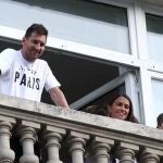 Leo Messi, junto a su familia en un balcón del hotel Le Royal Monceau de París.