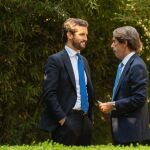 El presidente del PP, Pablo Casado y el expresidente del Gobierno, José María Aznar en la convención del PP en Sevilla