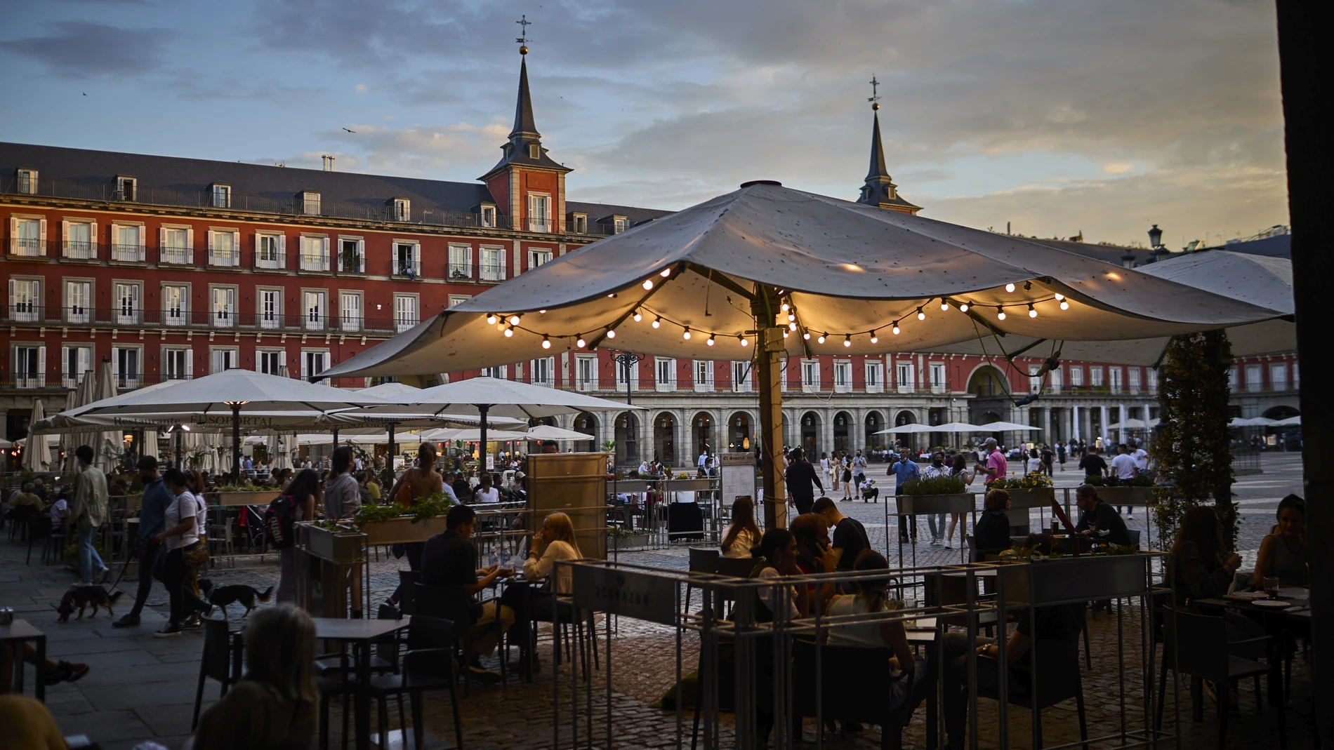 Terrazas llenas en el centro de Madrid.