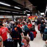 Decenas de pasajeros en los andenes este jueves durante la huelga de maquinistas convocada por el sindicato Semaf