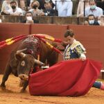 El Juli, en el comienzo de faena al primero, al que cortó un trofeo