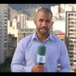 El corresponsal Ángel Rafael Cedeño en una intervención para Telecinco
