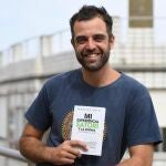 El músico, Marcos Soto, posa junto a su nuevo libro